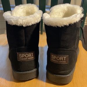 Warm comfy black boots women’s size 7, worn once around the house